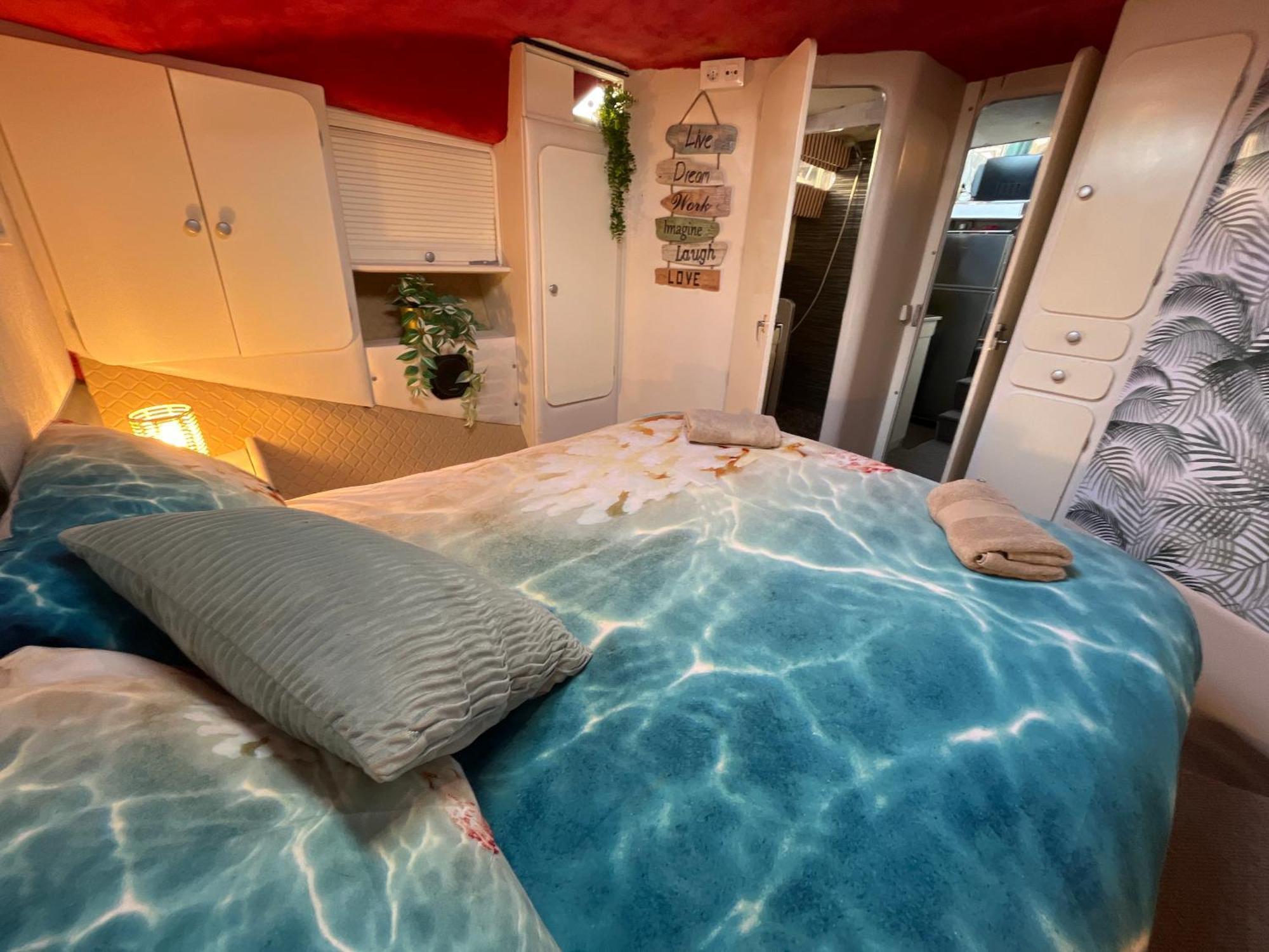 Beautiful And Comfy Boat In Barcelona With Boat Tour Option Hotel Kültér fotó